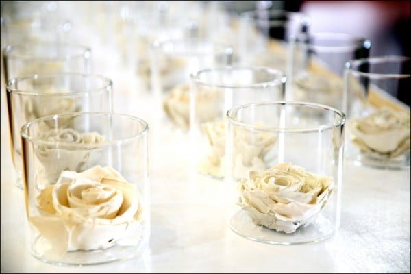 小白宮藝展／使用廢紙混合陶瓷泥漿所創作的精雕玫瑰花