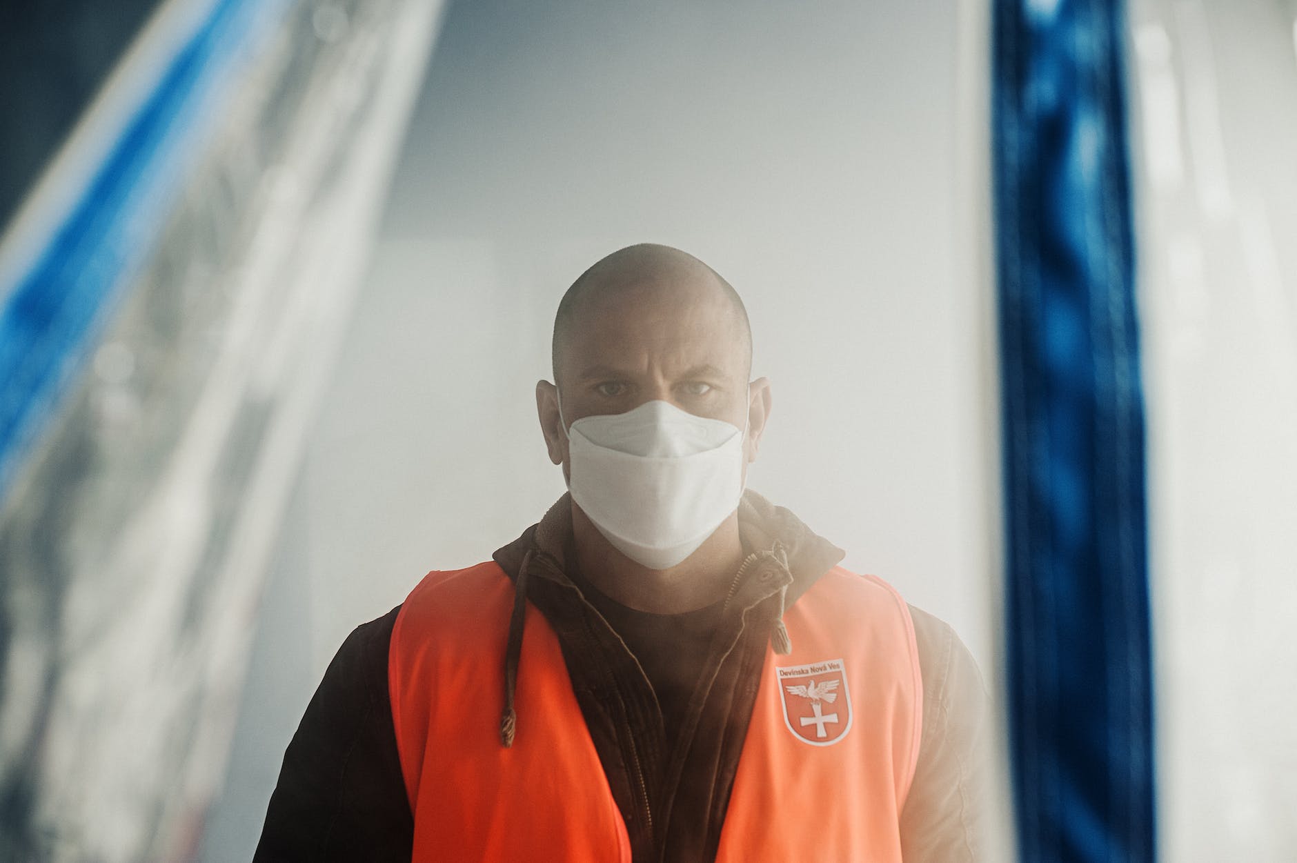 man wearing surgical mask Disinfection 環境消毒